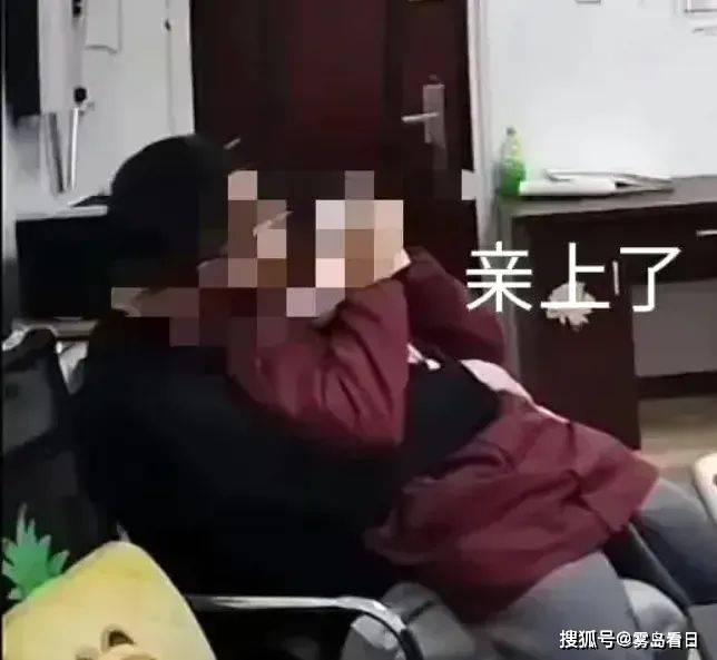 已停职真容曝光家有妻子怀二胎更多细节被扒PG麻将胡了2试玩中学男老师搂抱女学生！(图1)